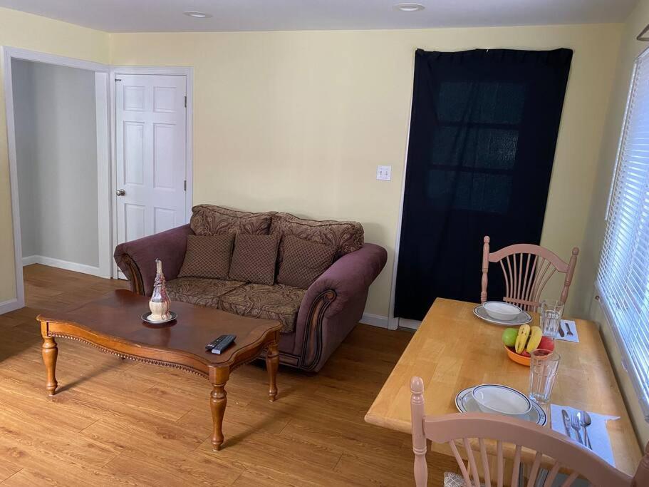 Sunny One Bedroom In Historic Downtown Довер Экстерьер фото